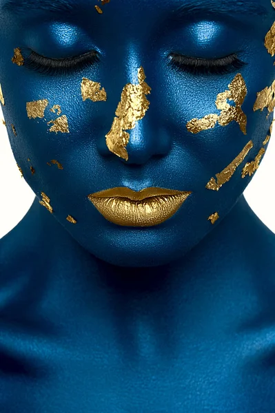 Modelo de moda de belleza con piel azul y labios dorados — Foto de Stock