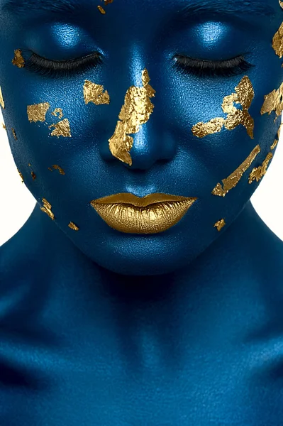 Modelo de moda de belleza con piel azul y labios dorados —  Fotos de Stock