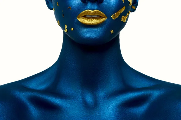 Schönheit weibliches Modell mit blauer Haut und goldenen Lippen — Stockfoto