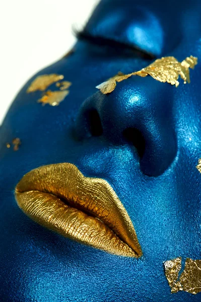 Primeros planos de belleza femenina Modelo con piel azul y labios dorados — Foto de Stock