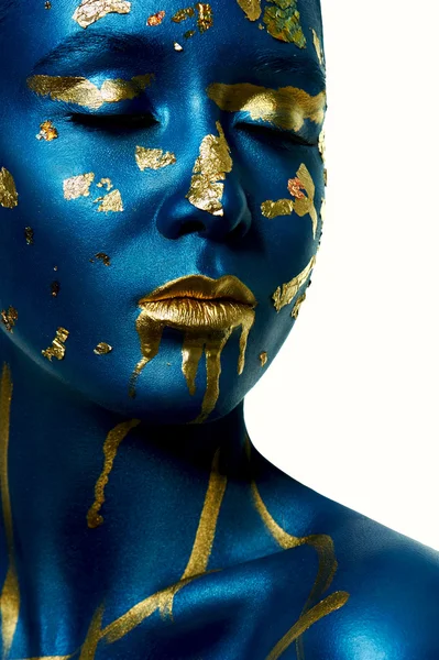 Primeros planos belleza moda femenina Modelo con piel azul y dorada —  Fotos de Stock