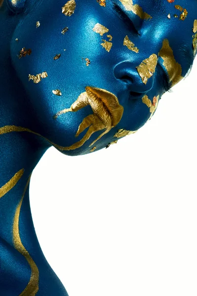 Halloween smink. närbild skönhet mode kvinna med blå guld sk — Stockfoto