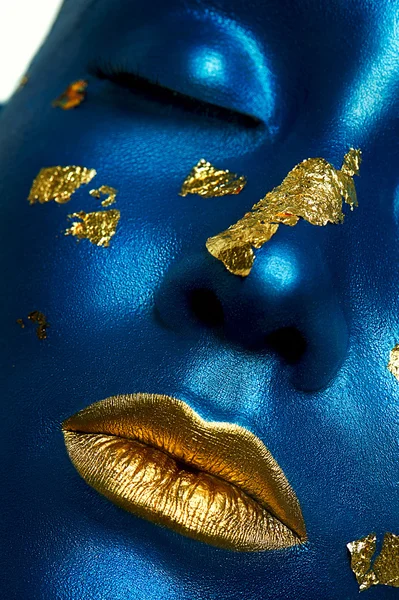 Γυναικείο πρότυπο με το γαλάζιο δέρμα και χρυσό τα χείλη. Απόκριες μακιγιάζ — Φωτογραφία Αρχείου