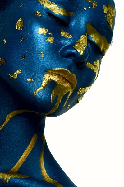 Maquillaje de Halloween. Primeros planos belleza joven Mujer con piel de oro azul — Foto de Stock