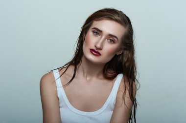 Güzellik modeli mükemmel cilt, ıslak saç ve koyu dudaklar