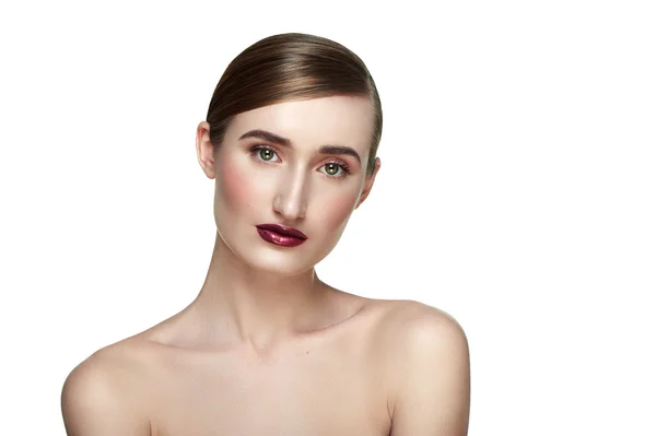 Belleza femenina Modelo con piel perfecta y labios de color rojo oscuro — Foto de Stock