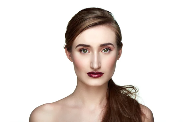 Zdravá krása ženského model s tmavě červené rty — Stock fotografie