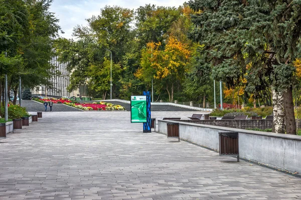 Парк Зеленый Парень Осеннее Время Город Днепр Днепропетровск Украина — стоковое фото