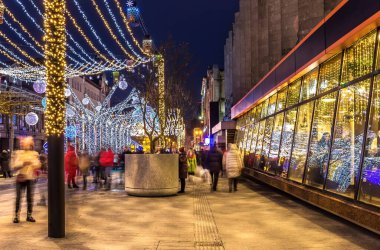 Korolenko Caddesi, Dnipro Şehri, Ukrayna. Yeni yıl aydınlatması