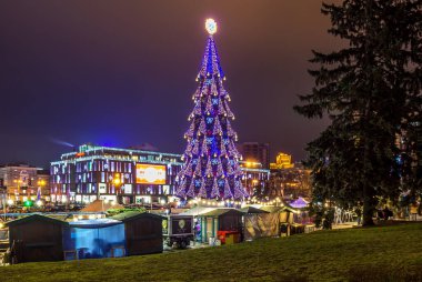 Meydan Meydanı Kahramanları (Lenin Meydanı), Merkezi Noel Ağacı, Dinyeper Şehri, Ukrayna.