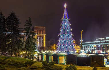 Meydan Meydanı Kahramanları (Lenin Meydanı), Merkezi Noel Ağacı, Dinyeper Şehri, Ukrayna.
