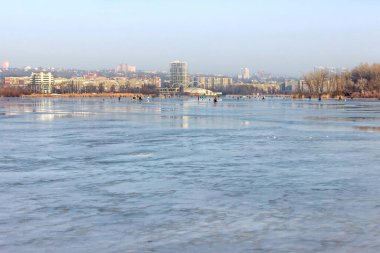 Dinyeper Nehri 'ndeki buzlar, kış balıkçılığı, Dnipro şehri, Ukrayna 