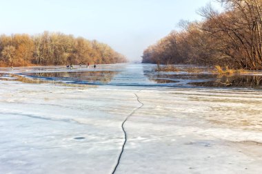 Dinyeper Nehri 'ndeki buzlar, kış balıkçılığı, Dnipro şehri, Ukrayna 