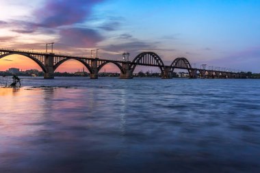 Merefo-Kherson demiryolu köprüsü, Monastyrsky Adası, Dinyeper şehri, Ukrayna 