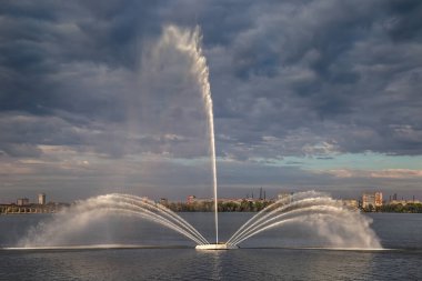 Sicheslavskaya Embankment, White Swan Fountain, Central Bridge (Yeni Köprü), Ukrayna, Dnipro (Dnipropetrovsk)