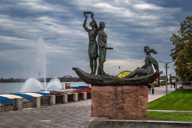Sicheslavskaya Embankment, White Swan Fountain, Central Bridge (Yeni Köprü), Ukrayna, Dnipro (Dnipropetrovsk)