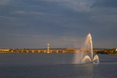 Sicheslavskaya Embankment, White Swan Fountain, Central Bridge (Yeni Köprü), Ukrayna, Dnipro (Dnipropetrovsk)