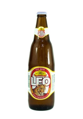 Beyaz arka plan üzerinde izole Leo bira