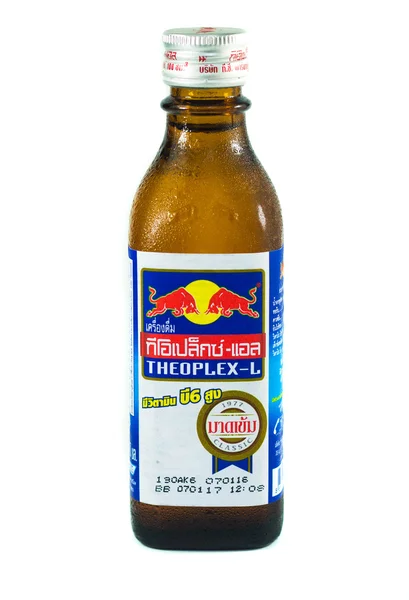 Стеклянная бутылка энергетического напитка Редбулл — стоковое фото