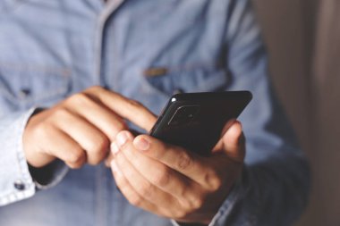 El ele tutuşma ve daktilo cep telefonu .