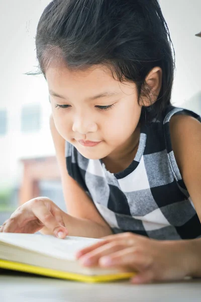 Asiatisk Liten Flicka Läser Hemma — Stockfoto