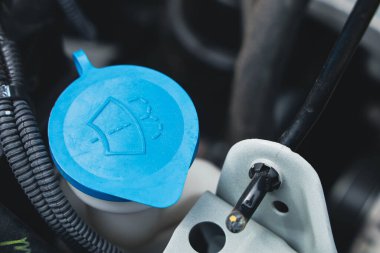 Makine dairesinde ön cam yıkama sıvısı deposu kapağı