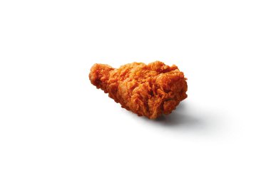 Beyaz arka planda izole edilmiş baharatlı tavuk kanadı.