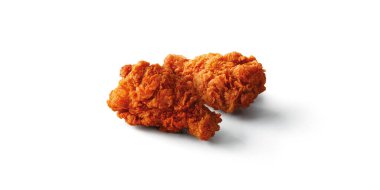 Beyaz arka planda çift baharatlı kızarmış tavuk.