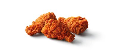 Beyaz arka planda üç baharatlı kızarmış tavuk.