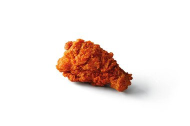 Beyaz arka planda izole edilmiş baharatlı tavuk kanadı.