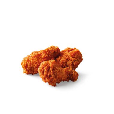 Beyaz arka planda çift baharatlı kızarmış tavuk.