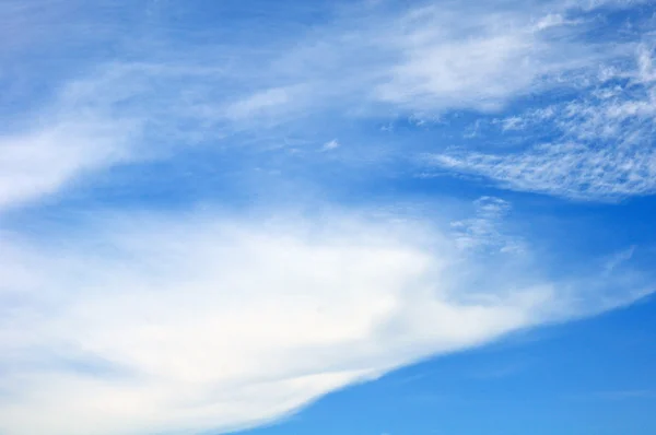 Cielo azul con nubes de primer plano — Foto de Stock