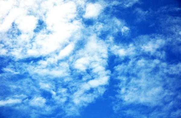 Голубое небо с облаками вблизи — стоковое фото