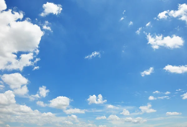 Cielo azul con nubes de primer plano — Foto de Stock