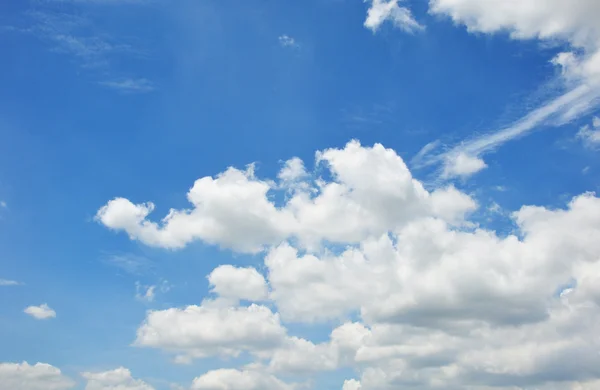 Cielo azul con nubes de primer plano — Foto de Stock