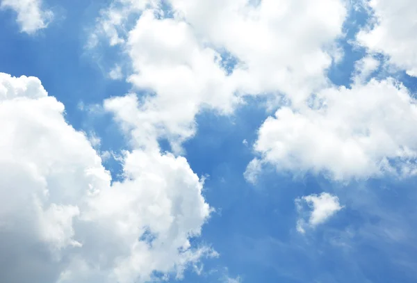 Cielo azul con nubes de primer plano — Foto de Stock