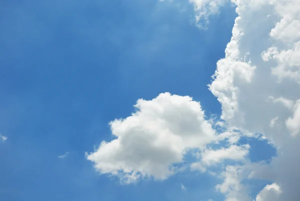 Cielo azul con nubes de primer plano — Foto de Stock