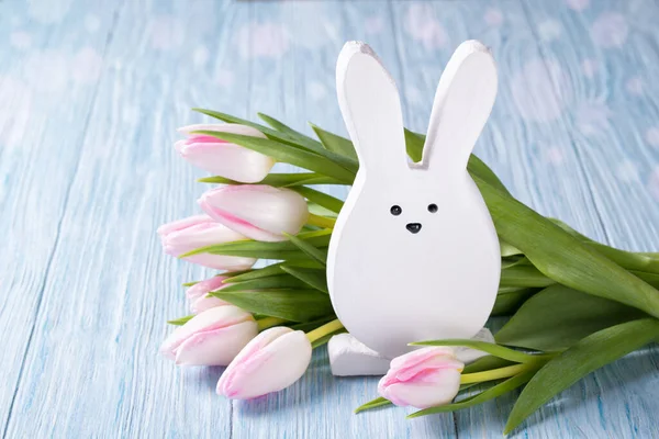 Decoración Pascua Con Conejo Tulipanes Rosados Sobre Fondo Madera Azul —  Fotos de Stock