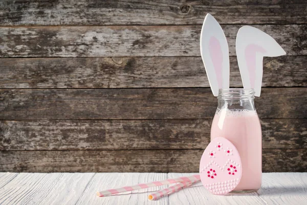 Galleta Pascua Botella Leche Fresa Con Orejas Conejo Lindo Sobre —  Fotos de Stock