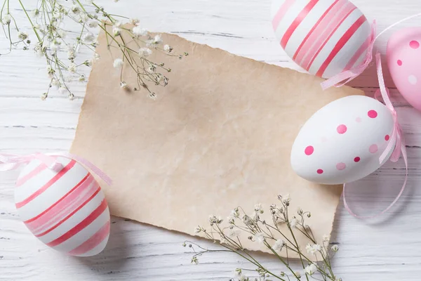 Huevos Pascua Nota Blanco Sobre Fondo Madera Colores Pastel Vista —  Fotos de Stock