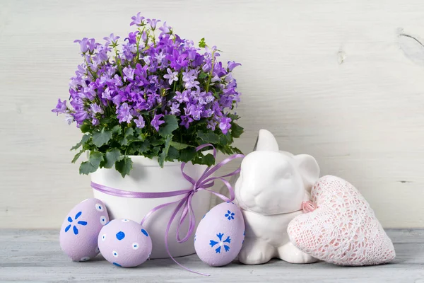 Hermosa Tarjeta Pascua Con Huevos Pascua Una Olla Flores Moradas —  Fotos de Stock