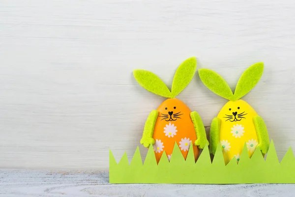 Tavşan Şeklinde Paskalya Yumurtaları Ahşap Arka Planda Çimenler - Stok İmaj
