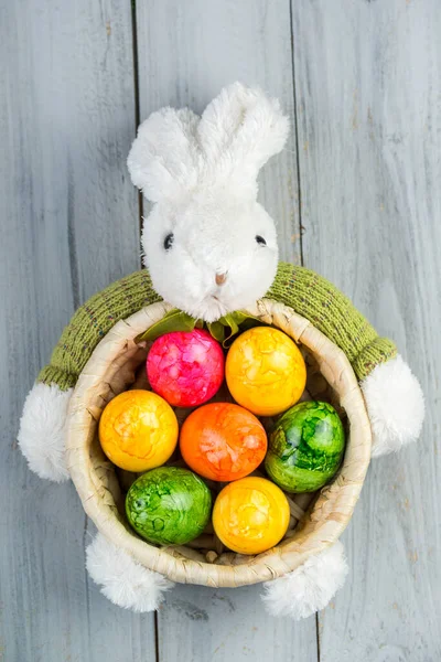 Påsk Kanin Korg Med Färgade Påskägg Trä Bakgrund Ovanifrån Stockbild