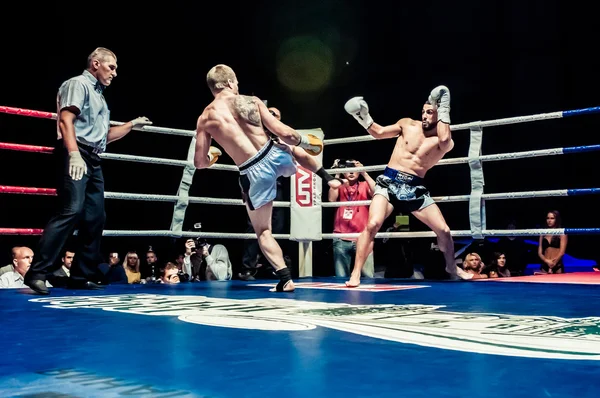 Fight for the championship belt of Europe kick-boxing — Stock Photo, Image
