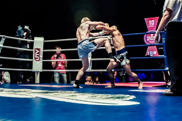 Fight for the championship belt of Europe kick-boxing — Stock Photo, Image