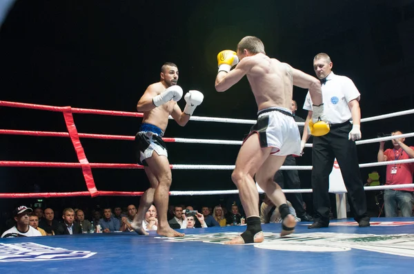 Fight for the championship belt of Europe kick-boxing — Stock Photo, Image