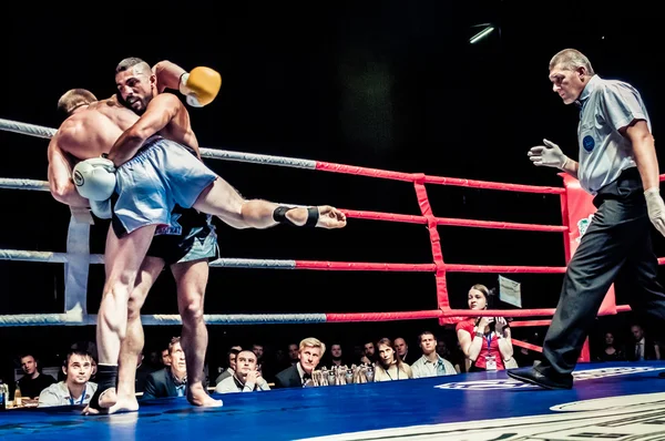 Fight for the championship belt of Europe kick-boxing — Stock Photo, Image