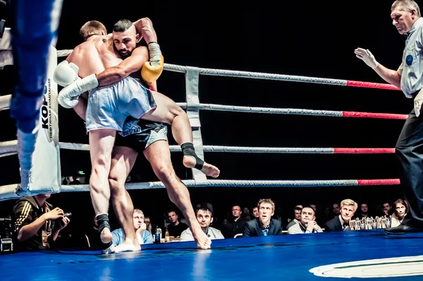 Fight for the championship belt of Europe kick-boxing — Stock Photo, Image