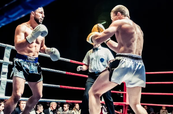 Fight for the championship belt of Europe kick-boxing — Stock Photo, Image