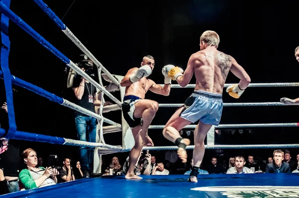 Fight for the championship belt of Europe kick-boxing — Stock Photo, Image